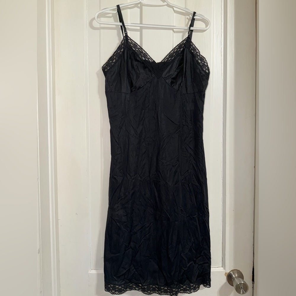 Women's size38, size large Vanity Fair Black Lace Chemise romantic night gown